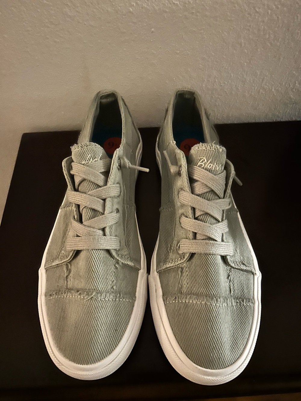 New Women’s Blowfish Malibu Green Slip On Sneakers With Laces Sz 9.5